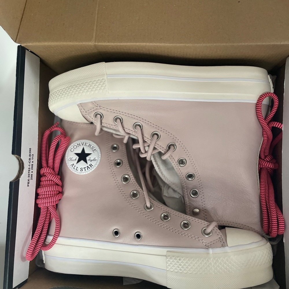 *New in box* Hightop converse pink